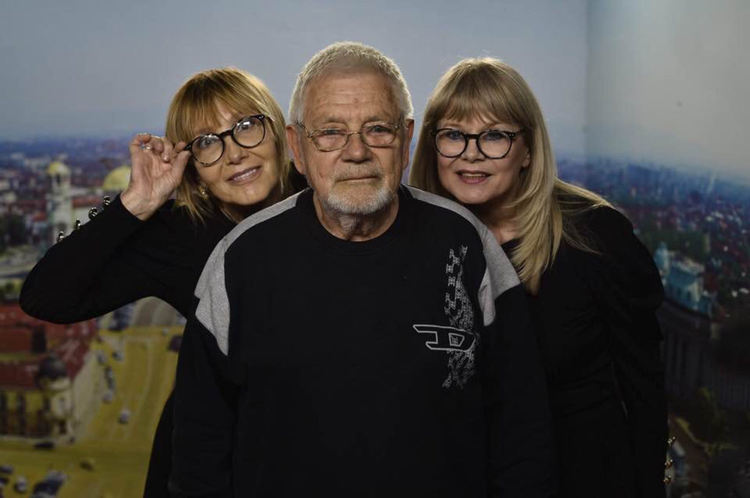 Недялко Йорданов раздава автографи преди премиерата на новата си пиеса в Хасково