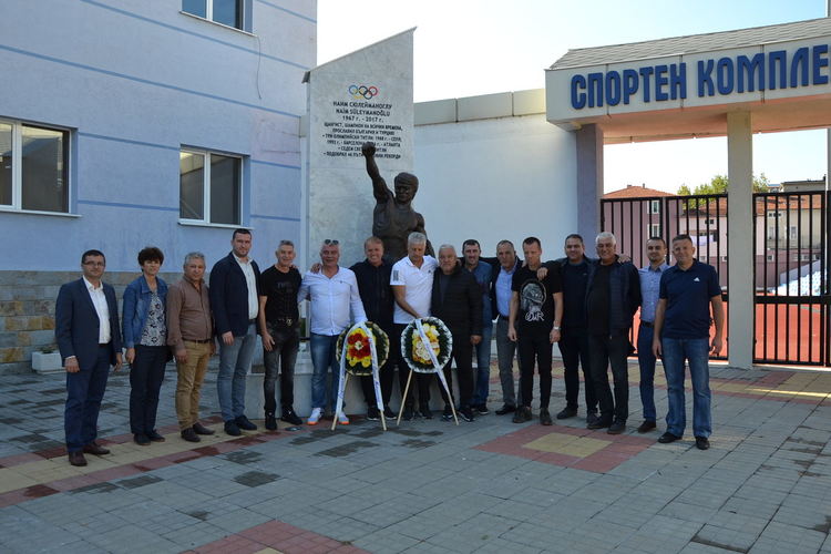 Футболисти-ветерани поднесоха венци на паметника на Наим Сюлейманоглу