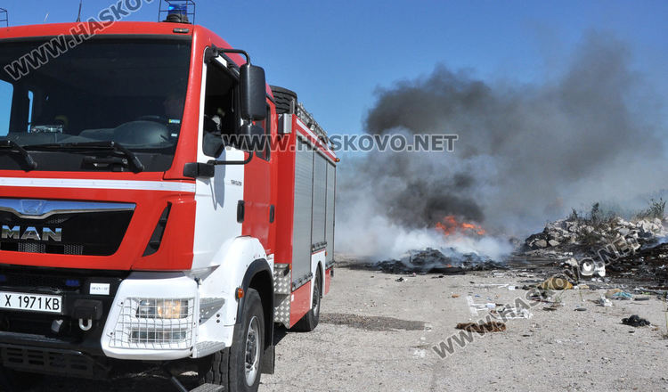 Горяха гуми и отпадъци до "Редки метали" (видео)