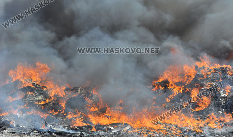 Горяха гуми и отпадъци до "Редки метали" (видео)