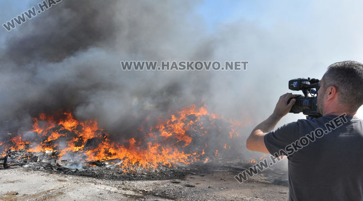 Горяха гуми и отпадъци до "Редки метали" (видео)