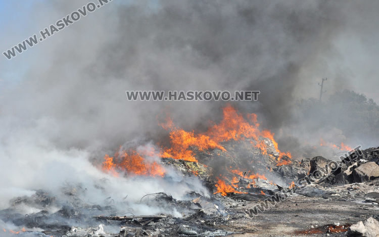 Горяха гуми и отпадъци до "Редки метали" (видео)