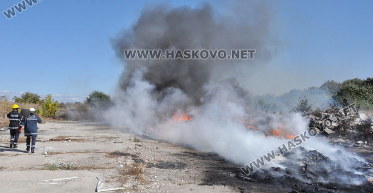 Горяха гуми и отпадъци до "Редки метали" (видео)