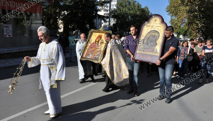 Харманли посрещна иконите на Девата от Ананиев