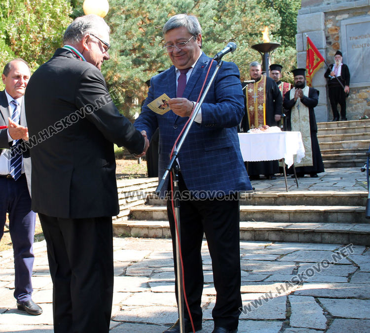 Десетки сведени глави пред пантеона в Маджарово в Деня на тракийската памет