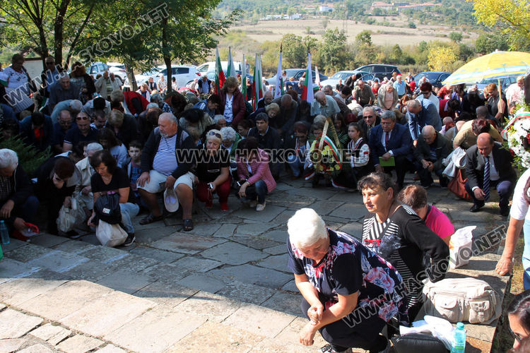 Десетки сведени глави пред пантеона в Маджарово в Деня на тракийската памет