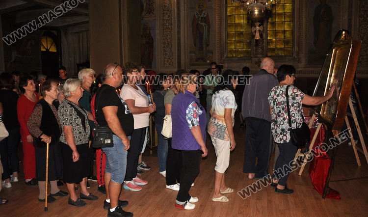 Харманли посрещна иконите на Девата от Ананиев