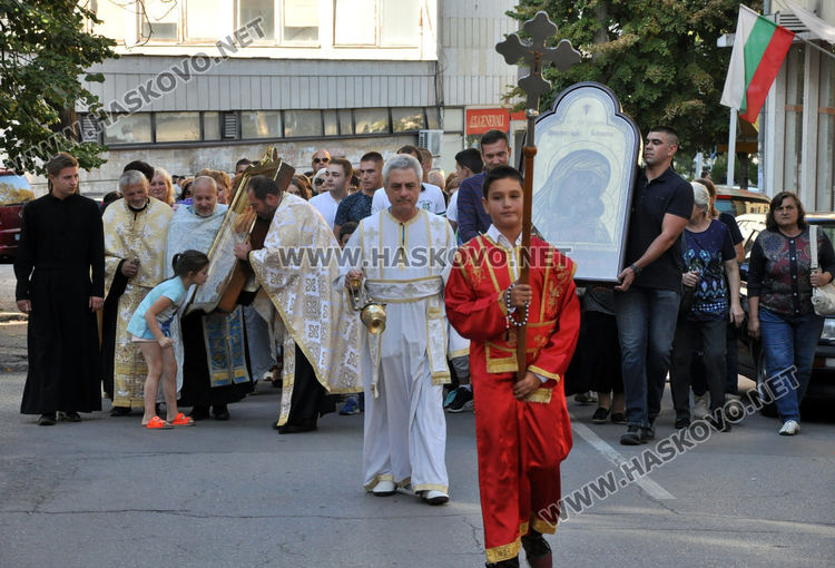 Харманли посрещна иконите на Девата от Ананиев