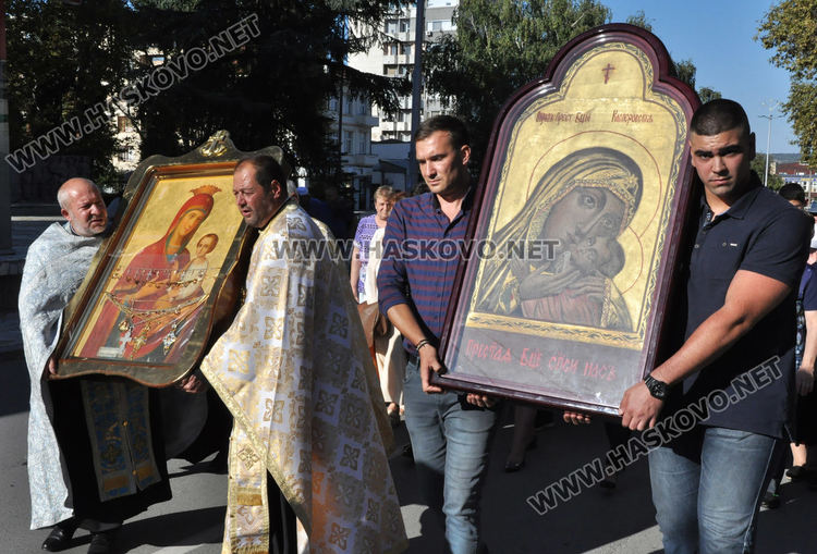 Харманли посрещна иконите на Девата от Ананиев