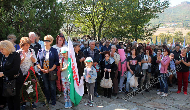 Десетки сведени глави пред пантеона в Маджарово в Деня на тракийската памет