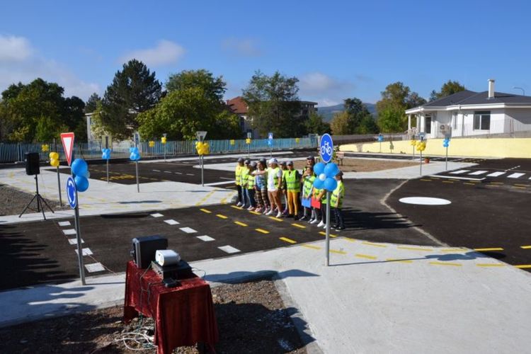 Ротарианци изградиха площадка за безопасност на движението в Момчилград
