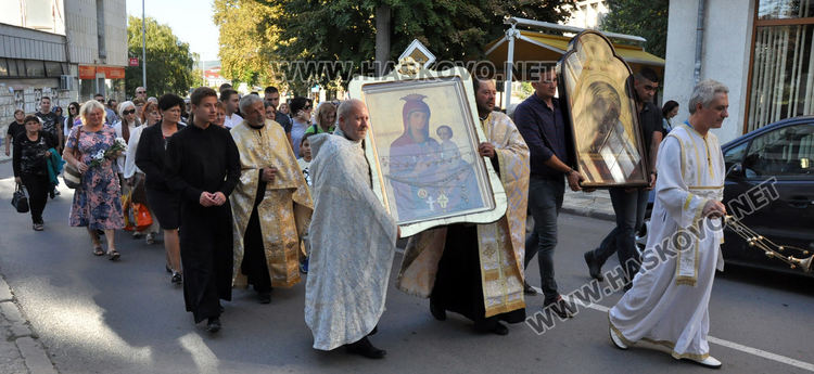 Харманли посрещна иконите на Девата от Ананиев