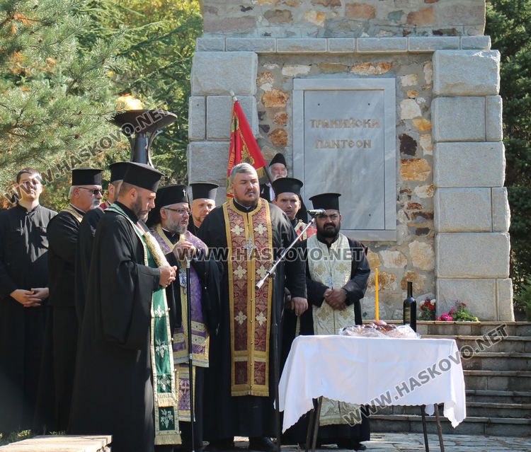 Десетки сведени глави пред пантеона в Маджарово в Деня на тракийската памет