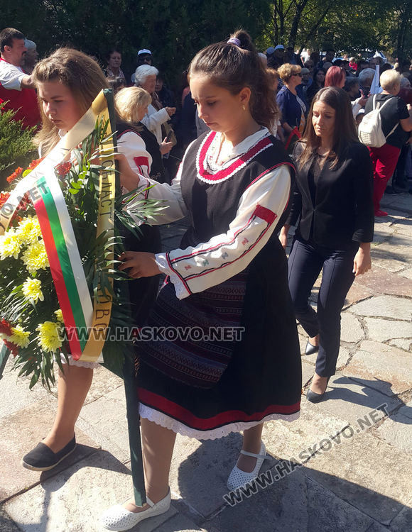 Десетки сведени глави пред пантеона в Маджарово в Деня на тракийската памет