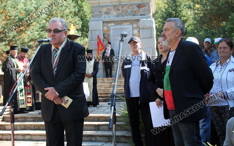 Десетки сведени глави пред пантеона в Маджарово в Деня на тракийската памет