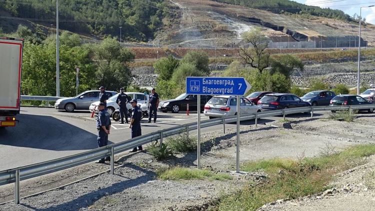 Протестиращи блокираха кръговото между Е-79 и „Струма“ заради Стратегията за детето