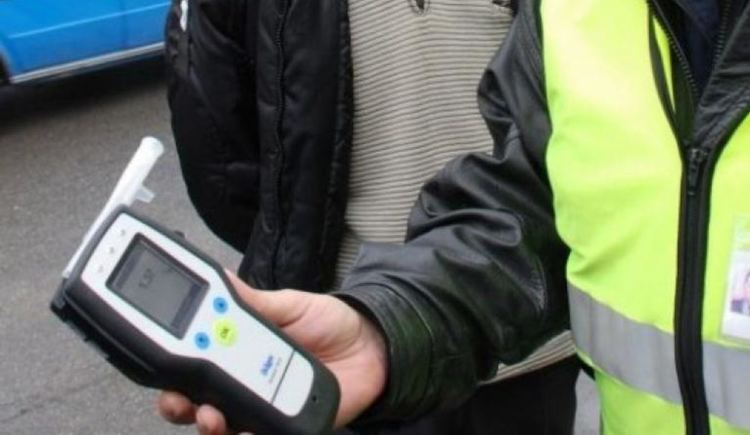 Арест за двама пияни шофьори, водач кара с незаконни табели