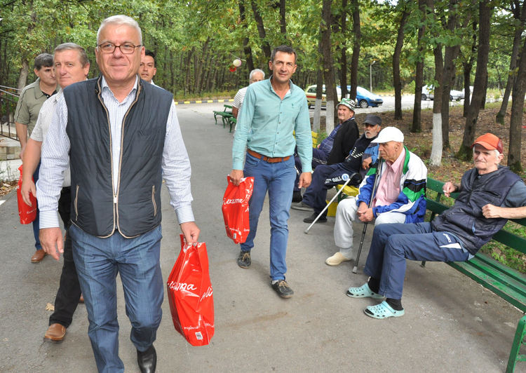 Драгомир Андонов и екипът му от "Демократична България" с почерпка за възрастните