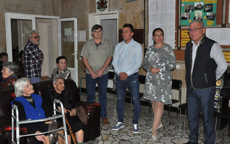 Драгомир Андонов и екипът му от "Демократична България" с почерпка за възрастните