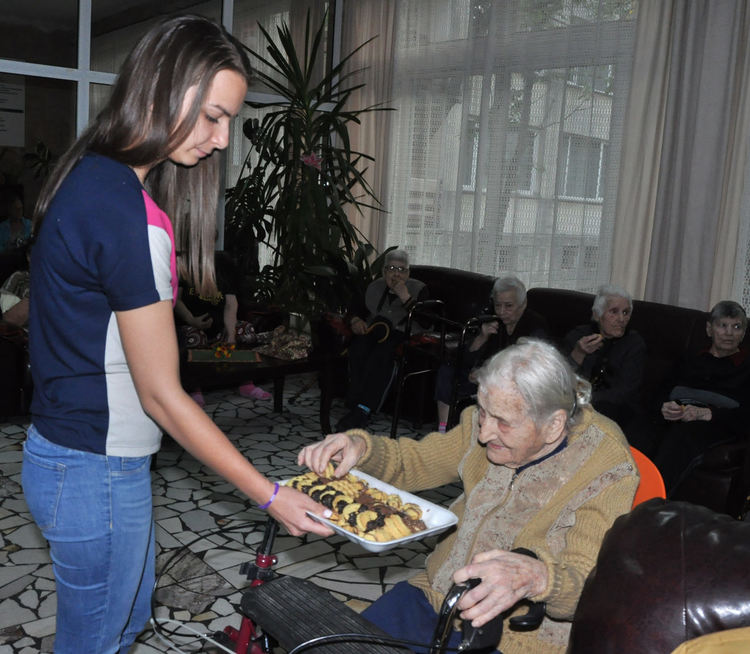 Драгомир Андонов и екипът му от "Демократична България" с почерпка за възрастните
