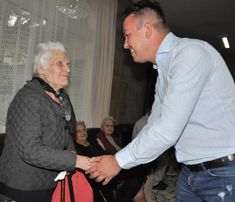 Драгомир Андонов и екипът му от "Демократична България" с почерпка за възрастните