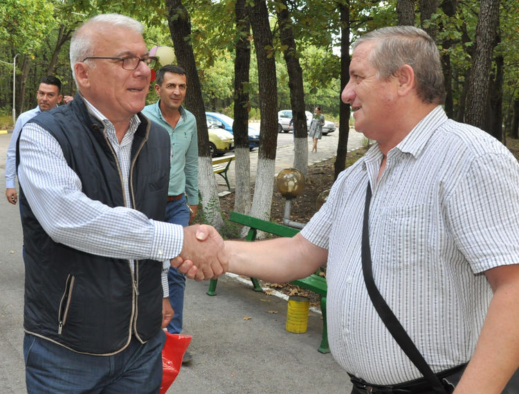 Драгомир Андонов и екипът му от "Демократична България" с почерпка за възрастните