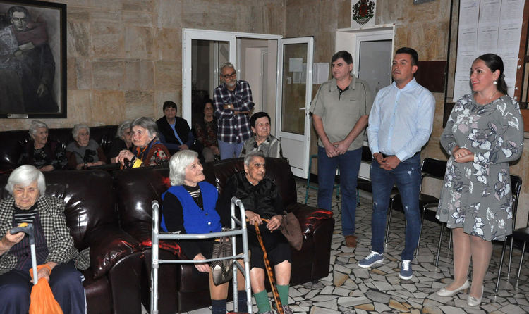 Драгомир Андонов и екипът му от "Демократична България" с почерпка за възрастните