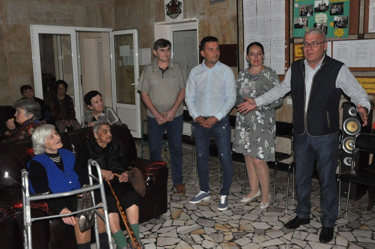 Драгомир Андонов и екипът му от "Демократична България" с почерпка за възрастните