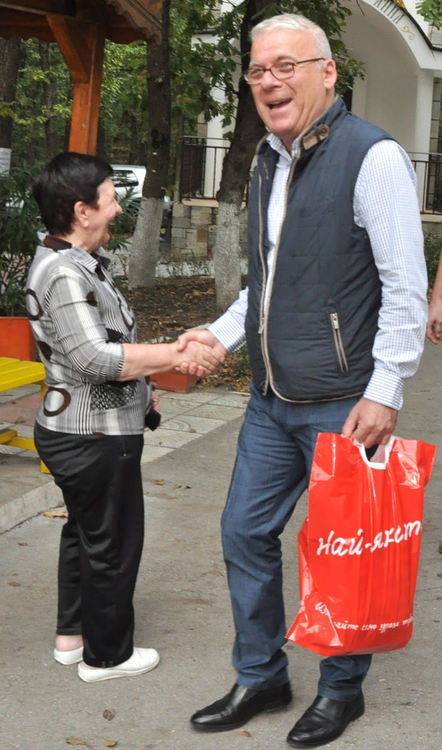 Драгомир Андонов и екипът му от "Демократична България" с почерпка за възрастните