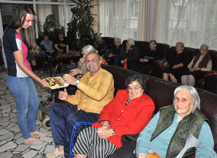 Драгомир Андонов и екипът му от "Демократична България" с почерпка за възрастните