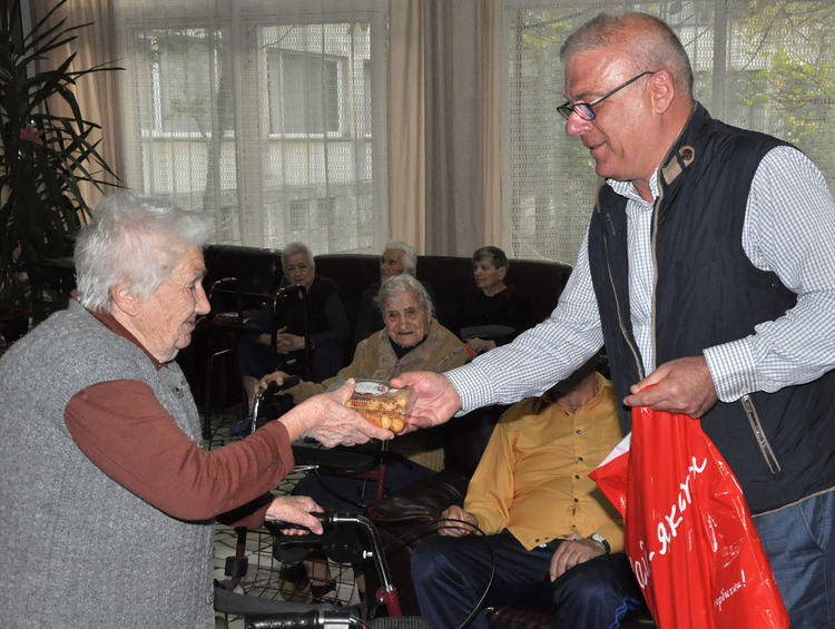 Драгомир Андонов и екипът му от "Демократична България" с почерпка за възрастните