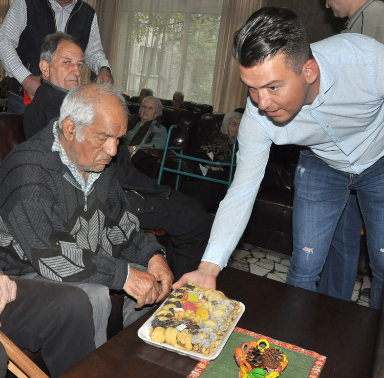 Драгомир Андонов и екипът му от "Демократична България" с почерпка за възрастните