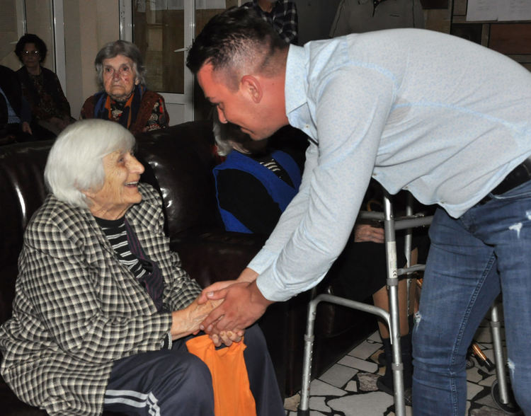 Драгомир Андонов и екипът му от "Демократична България" с почерпка за възрастните