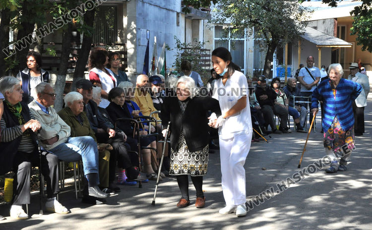 С празничен концерт отбелязаха Деня на възрастните хора в дома на „Кенана“