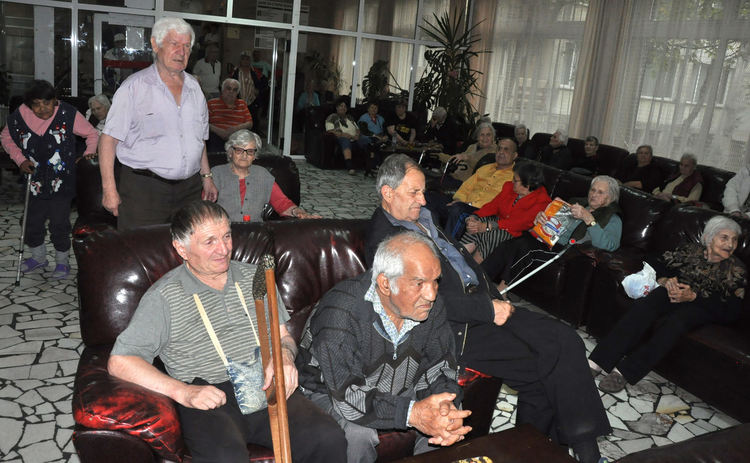 Драгомир Андонов и екипът му от "Демократична България" с почерпка за възрастните