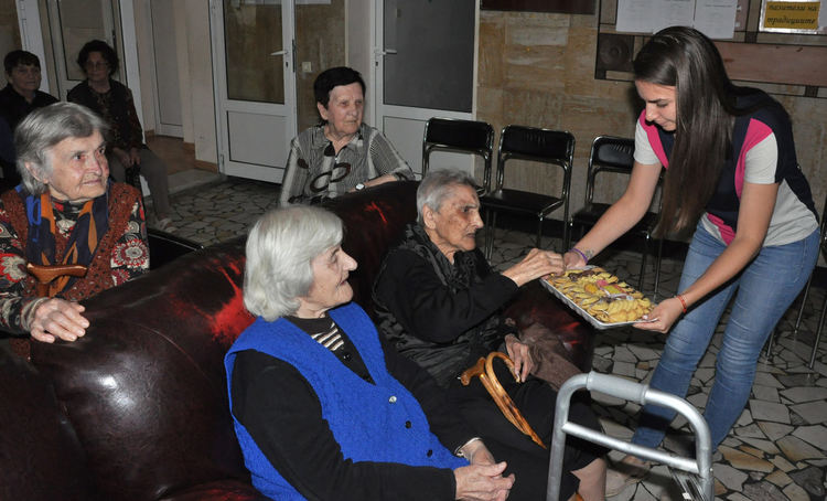 Драгомир Андонов и екипът му от "Демократична България" с почерпка за възрастните