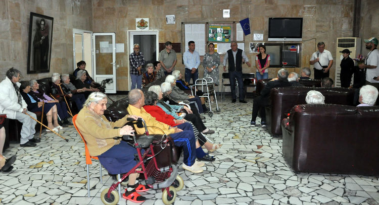 Драгомир Андонов и екипът му от "Демократична България" с почерпка за възрастните