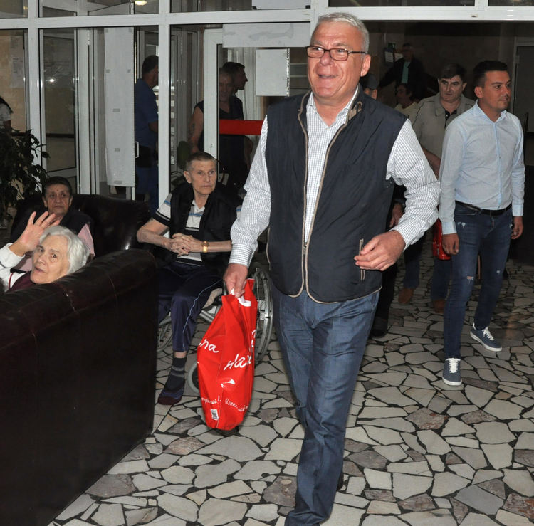 Драгомир Андонов и екипът му от "Демократична България" с почерпка за възрастните