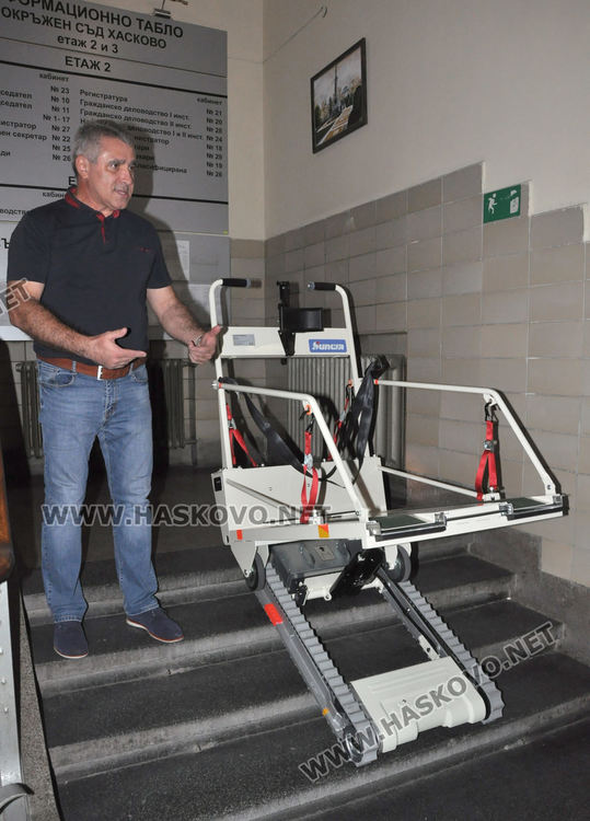 Стълбищен робот извозва инвалиди в Съдебната палата в Хасково