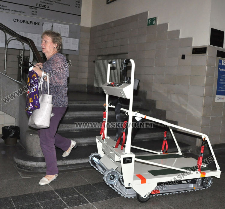 Стълбищен робот извозва инвалиди в Съдебната палата в Хасково