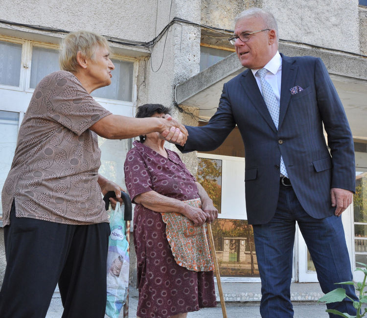 Драгомир Андонов и екипът му дискутираха проблемите на "Болярово" с хора от квартала