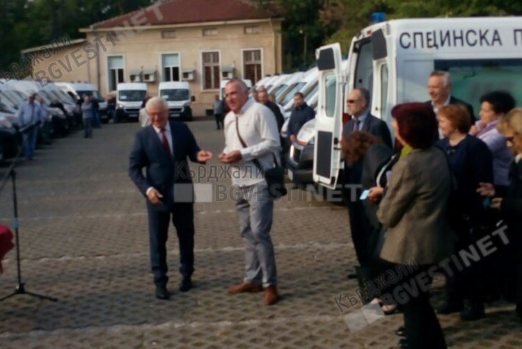 Две нови линейки получи Центъра за спешна медицинска помощ –Кърджали,ключовете получи д-р Атанас Митков