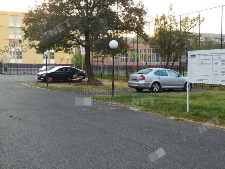 Нагли родители-шофьори си играят на криеница с полицията около „Отец Паисий”, влизат в двора му през шпалир от деца