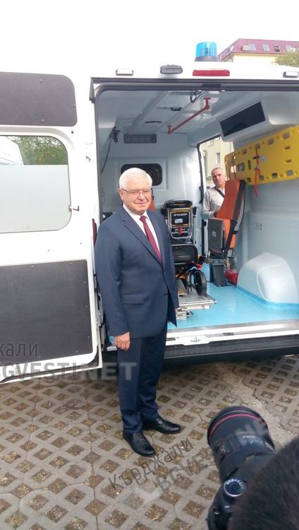 Две нови линейки получи Центъра за спешна медицинска помощ –Кърджали,ключовете получи д-р Атанас Митков