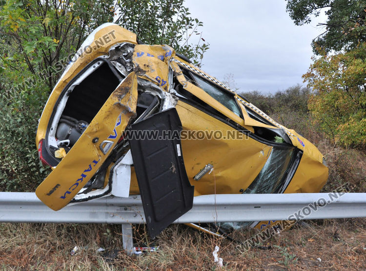 Такси излетя в канавка край пътя от Хасково към Баните, шофьорът в болница