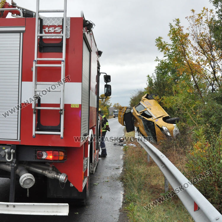 Такси излетя в канавка край пътя от Хасково към Баните, шофьорът в болница