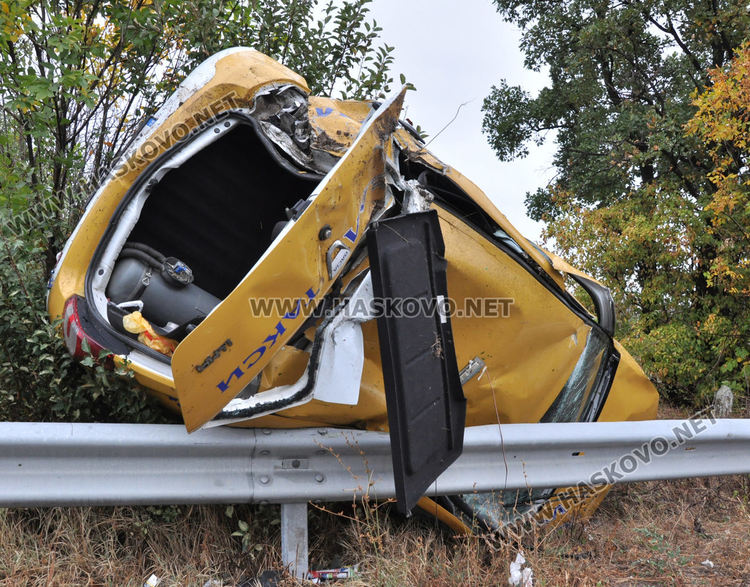 Такси излетя в канавка край пътя от Хасково към Баните, шофьорът в болница
