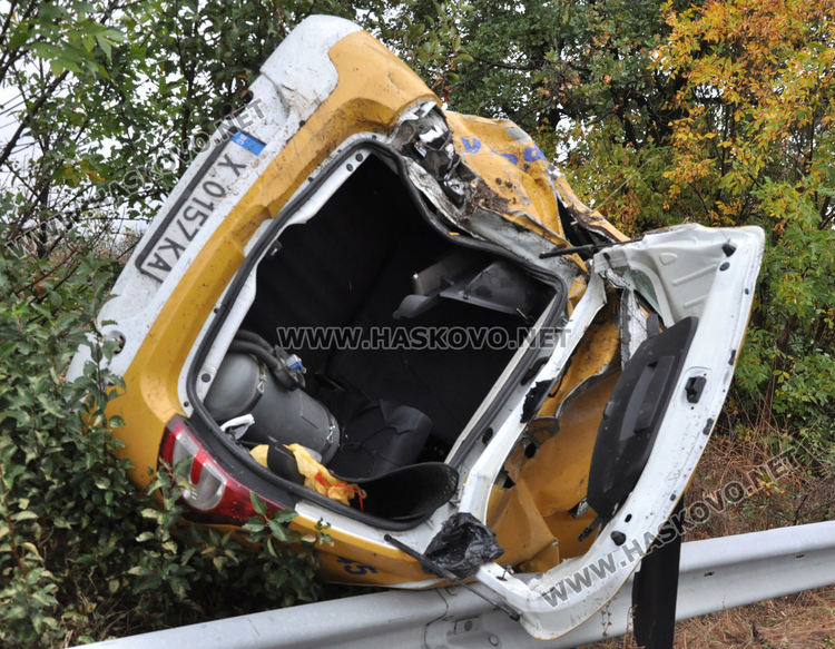 Такси излетя в канавка край пътя от Хасково към Баните, шофьорът в болница