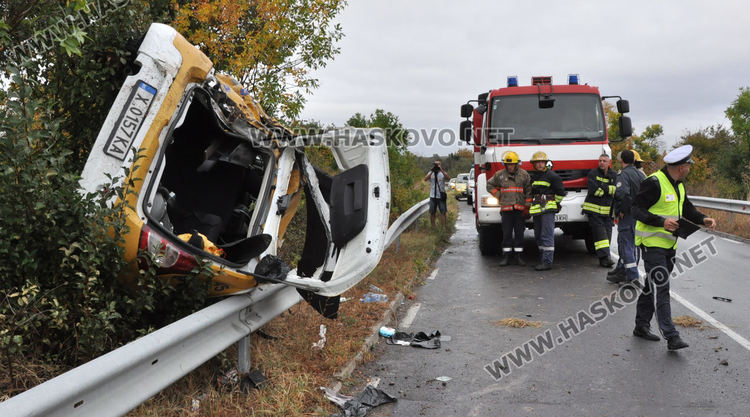 Такси излетя в канавка край пътя от Хасково към Баните, шофьорът в болница