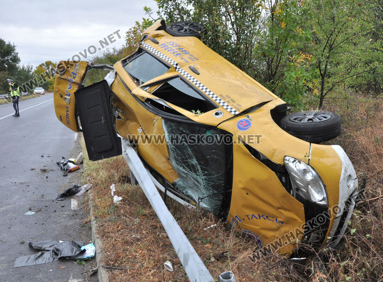 Такси излетя в канавка край пътя от Хасково към Баните, шофьорът в болница